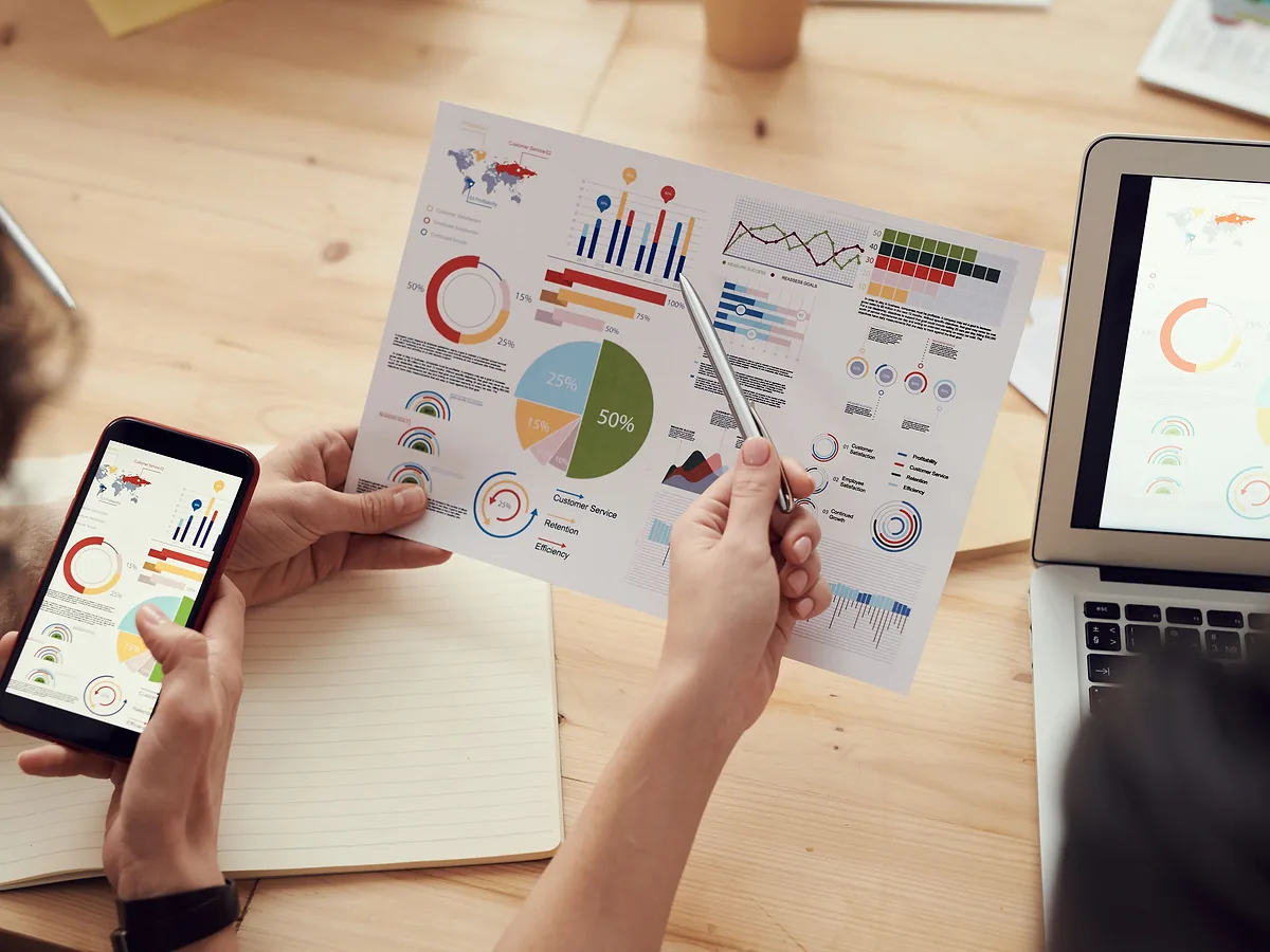 Painel de indicadores de pessoas no papel, no celular e no notebook