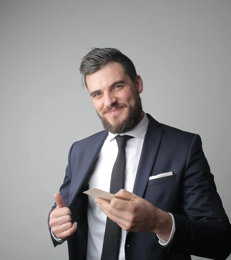 Empresário de terno sorrindo