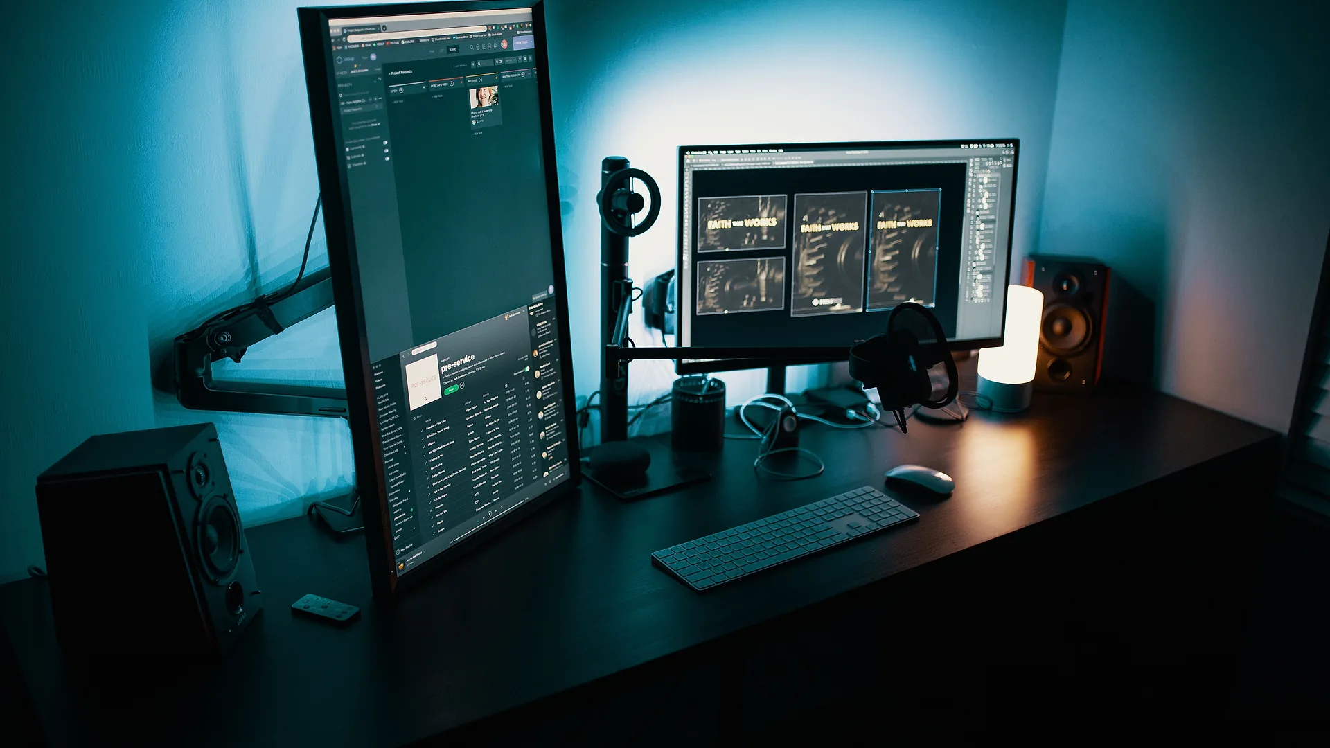 Mesa de trabalho com monitores exibindo relatórios