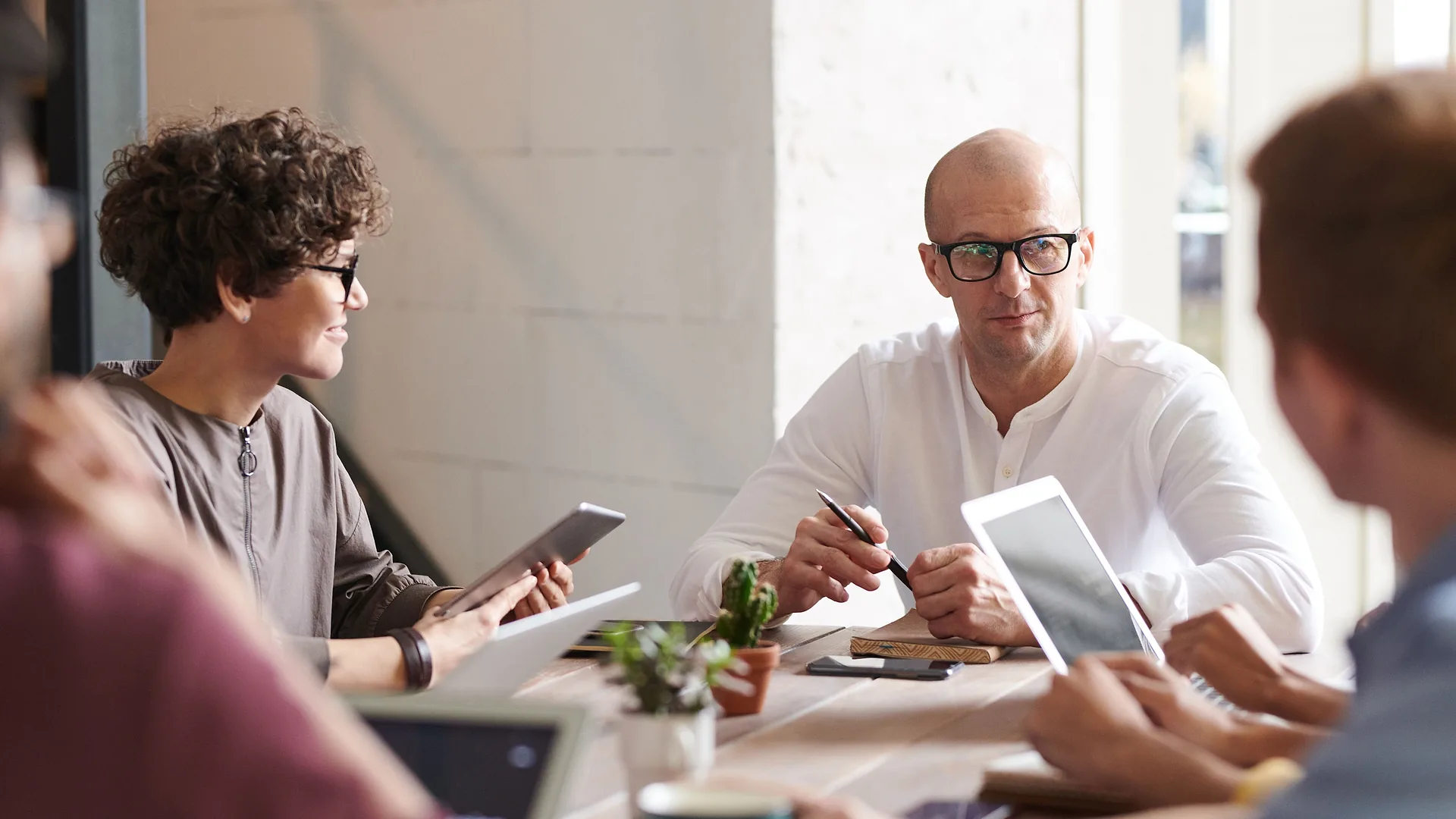 Consultor conduzindo uma reunião de RH com a equipe do cliente
