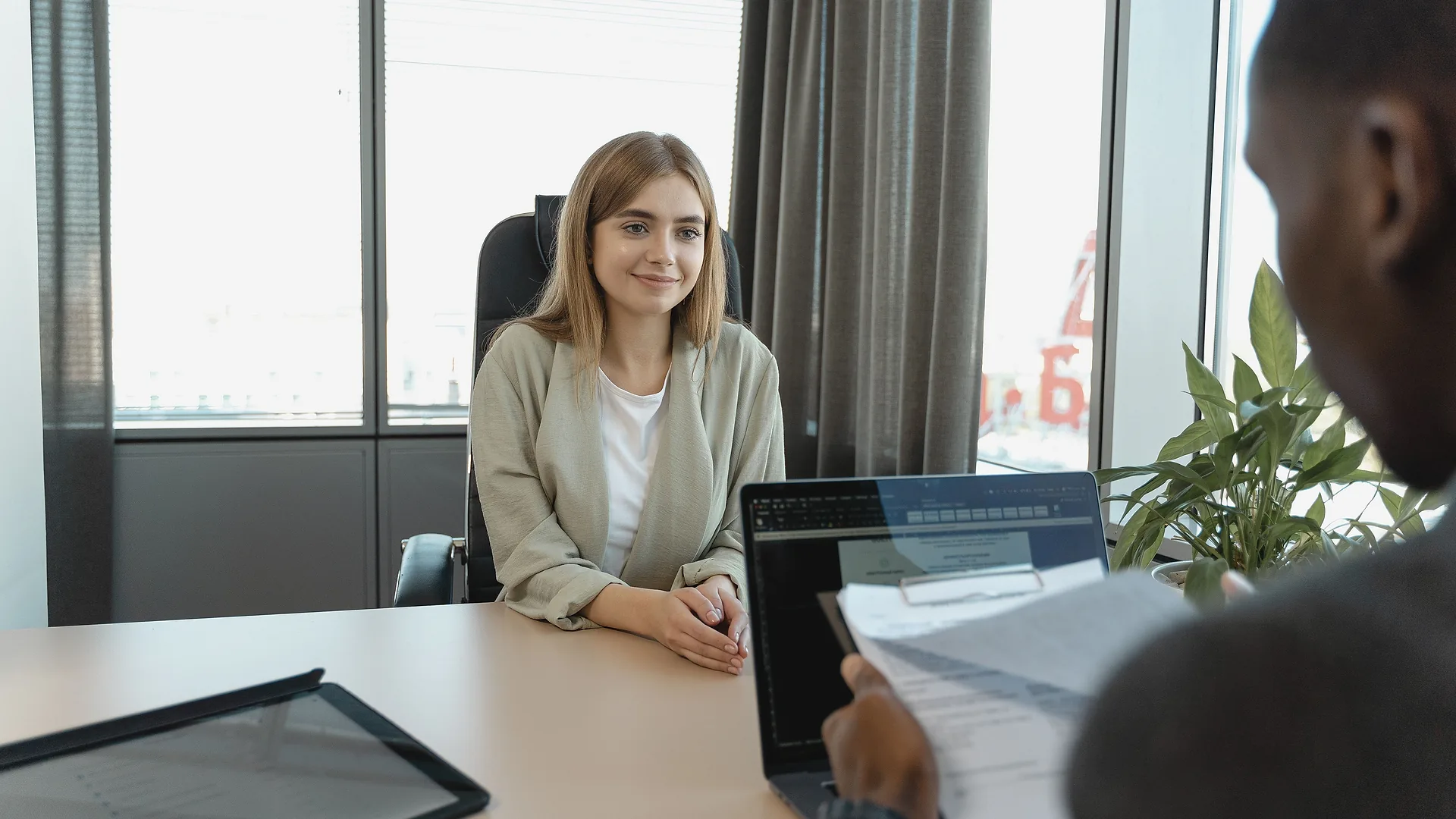 Recrutadora sorrindo durante uma entrevista de emprego