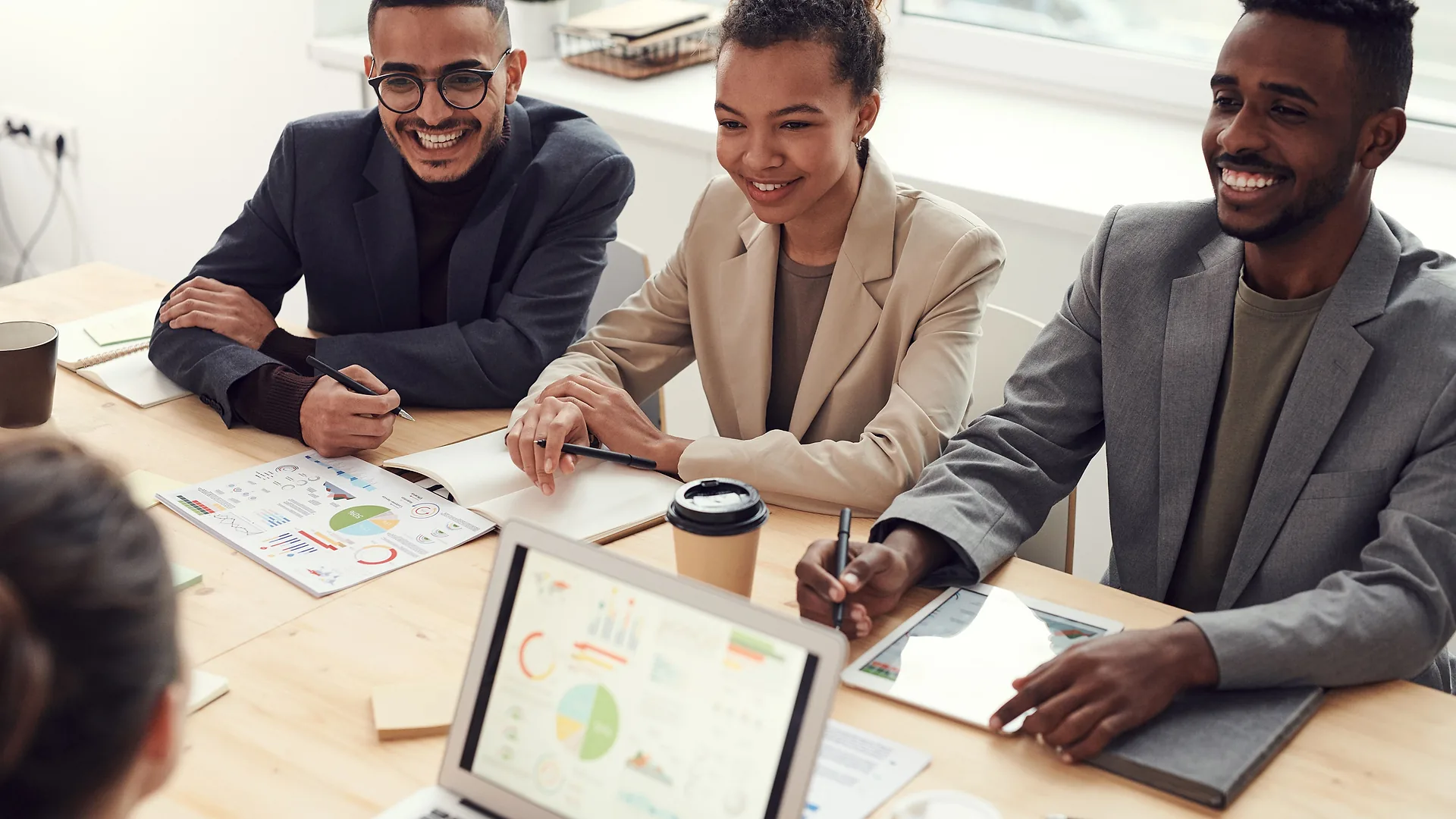 Equipe da consultoria sorrindo em uma reunião