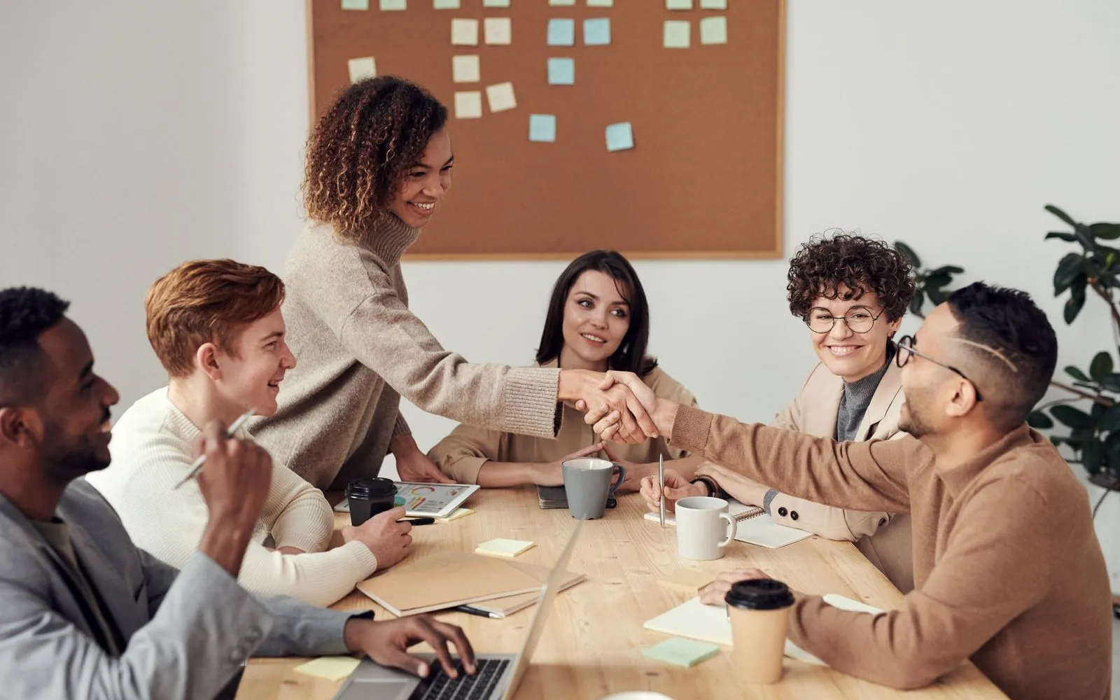 Equipe reunida em torno de uma mesa de trabalho