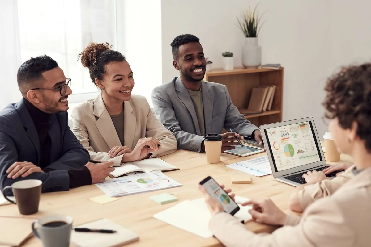 Consultores reunidos com a equipe do cliente